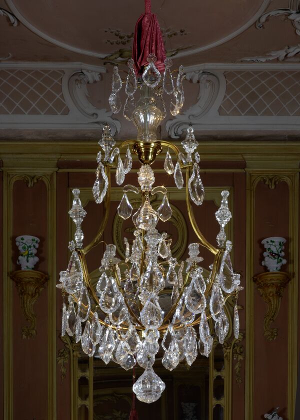 Französischer Kronleuchter mit Behang aus Bergkristall, 6 Kerzentüllen, vor 1745 (Potsdam, Neues Palais)