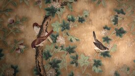 Schloss Rheinsberg, Detail der originalen chinesischen Papiertapete aus dem 18. Jahrhundert in der Chinesischen Kammer im Erdgeschoss © SPSG / Leo Seidel Blüten, Vögel und Rosetten: Erhaltene und wiedererstandene Wanddekorationen im Schloss