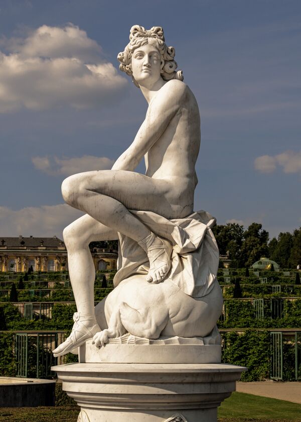 Park Sanssouci in Potsdam: Skulptur „Apollon“ im Französischen Figurenrondell, von 1752
