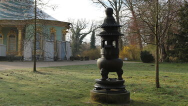 Incense urn on the lawn near the Chinese House in Sanssouci Park © SPSG / Silke Kiesant Incense urn near the Chinese House