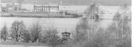 Ufer Park Babelsberg mit Wachturm und Blick auf Glienicker Brücke, 1989