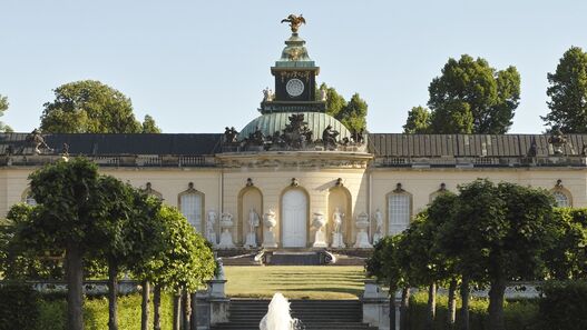 Frontalblick vom Fontänenbecken auf die Bildergalerie im Park Sanssouci