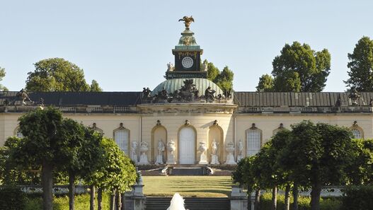 Frontalblick vom Fontänenbecken auf die Bildergalerie im Park Sanssouci