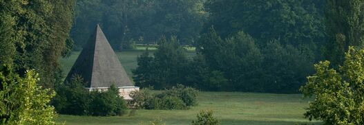 Blick auf die Pyramide im Neuen Garten Potsdam