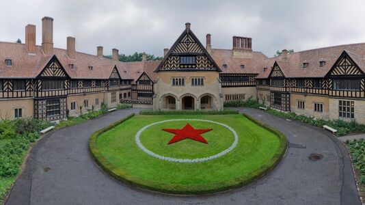 Schloss Cecilienhof, Ehrenhof mit rotem Stern