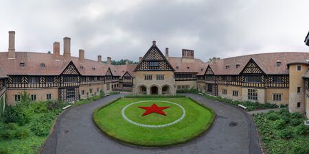 Schloss Cecilienhof, Ehrenhof mit rotem Stern