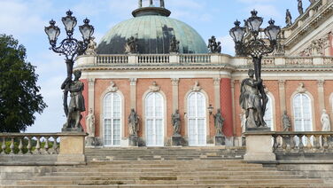 New Palace (facing the garden), Sanssouci Park, Potsdam, Staircase with balustrade, embellished with sculptures that include Black men carrying candelabras © SPSG Black Men as Candelabra Carriers at the New Palace