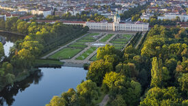 Schlossgarten Charlottenburg, seitlicher Blick über den Karpfenteich und das Parterre zum Schloss © SPSG / Reinhardt & Sommer Der Schlossgarten Charlottenburg