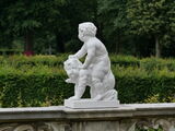 Skulptur auf der Puttenmauer unterhalb der Bildergalerie im Park Sanssouci