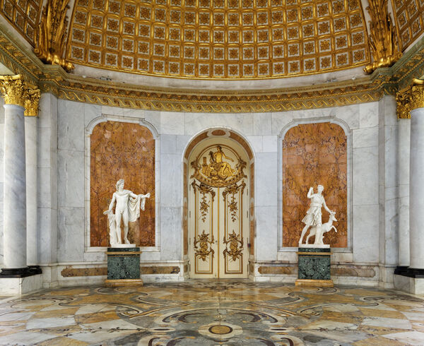 Bildergalerie im Park Sanssouci, Tribuna, Blick auf die Südwand mit Apoll und Diana von Pietro Tenerani