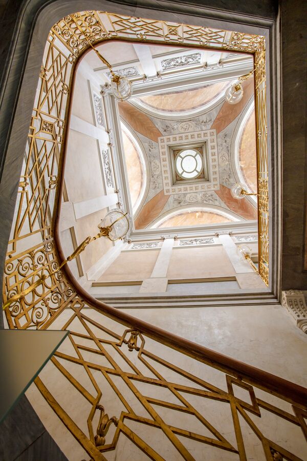 Blick nach oben in die Treppenhalle des  Marmorpalais