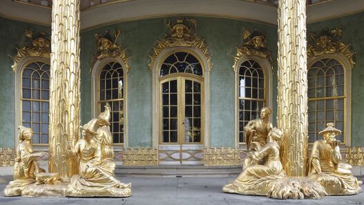 Blick auf die goldenen Säulen und Skultpturen der Vorhalle des Chinesischen Hauses im Park Sanssouci