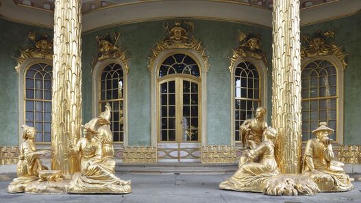 Blick auf die goldenen Säulen und Skultpturen der Vorhalle des Chinesischen Hauses im Park Sanssouci