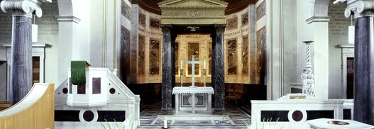 Blick auf den Altar der Friedenskirche im Marlygarten 