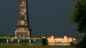Obelisk im Lustgarten Rheinsberg, im Hintergrund das Schloss © SPSG / Leo Seidel Durch den Garten im Sommer: Politik im Lustgarten