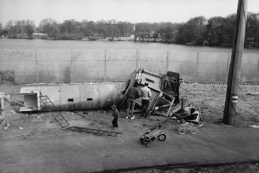 Gestürzter Grenzkontrollturm am Ufer von Park Babelsberg, 11.11.1989