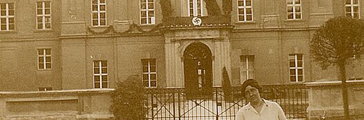 1932/33: Oranienburg Palace with the banner of the National Socialist Factory Cell Organization (NSBO)