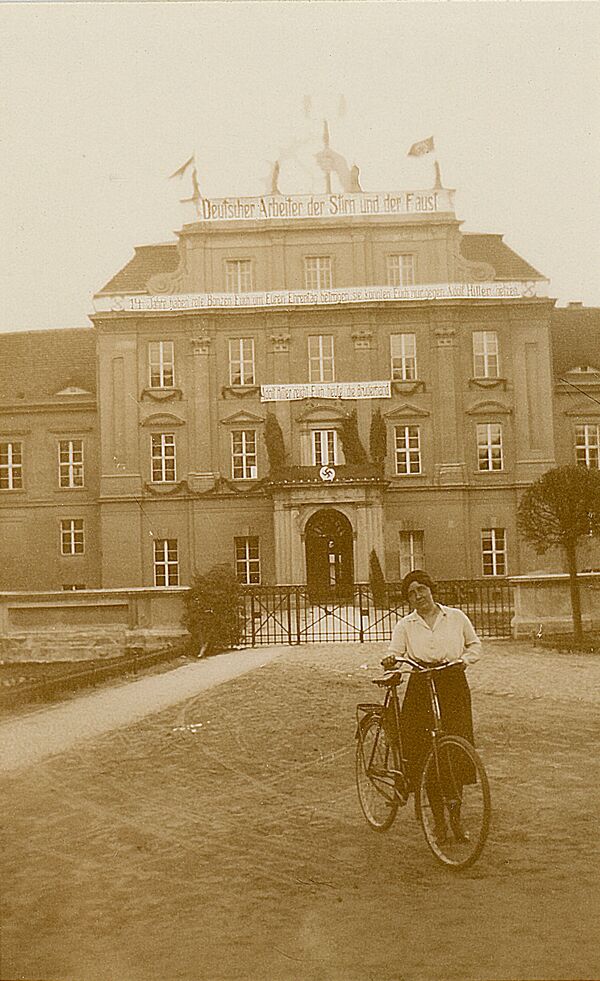 1932/33: Schloss Oranienburg mit Banner der Nationalsozialistischen Betriebszellenorganisation (NSBO)