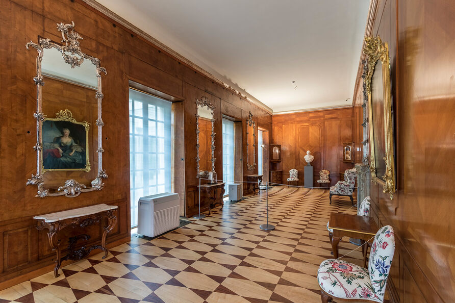 Die Zedernholzgalerie in Schloss Schönhausen mit der derzeit ausgeliehenen Marmorbüste