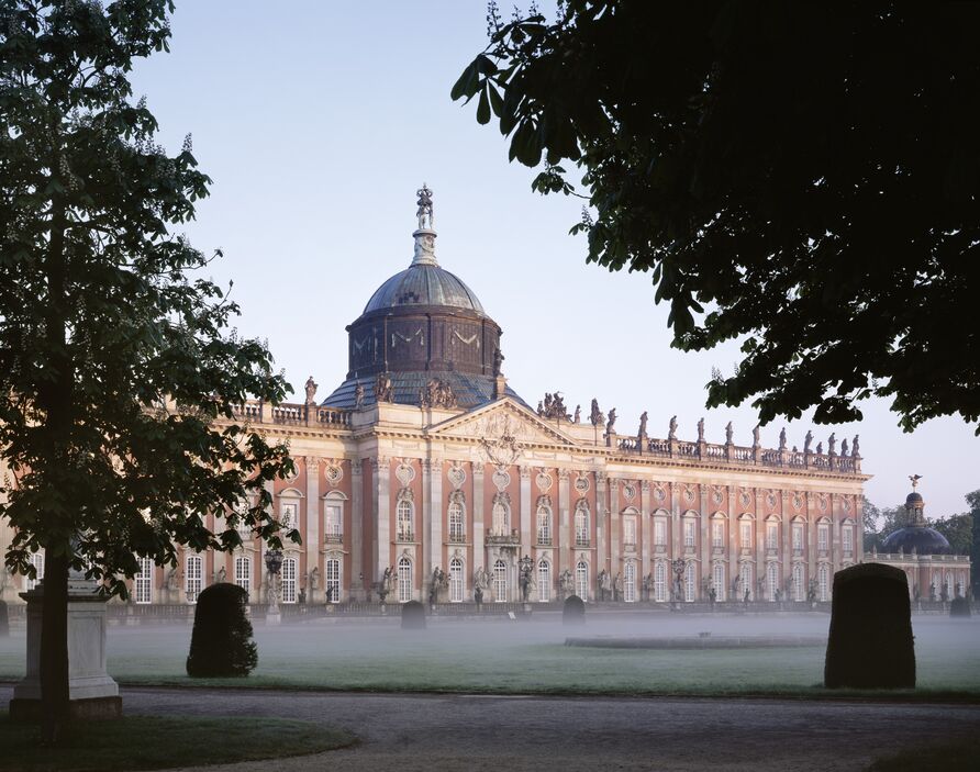 Neues Palais, Gartenseite im Morgennebel