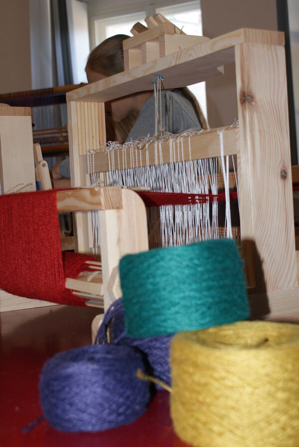 Museumswerkstatt am Schloss – Weben © SPSG / Solvejg Kralik Museumswerkstatt am Schloss – Webstuhl mit Wollgarnen
