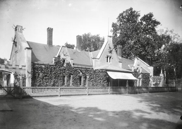 View of Jägerhof Lodge in Glienicke Park, shortly before its refurbishment for Julius Lippert, ca. 1934