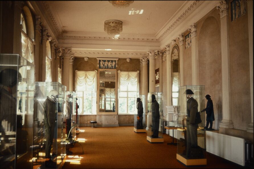 Marmorpalais, Armeemuseum der DDR, Ausstellung im Konzertsaal, Blick auf Südwand mit Relief, im Vordergrund Vitrinen, Aufnahmedatum 1985