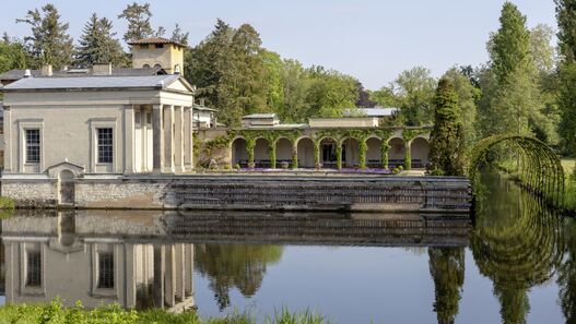Blick auf den Pavillon der Römischen Bäder im Park Sanssouci