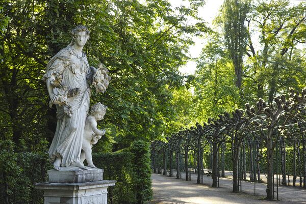 Park Sanssouci, Parterre Neue Kammern, Statue der Pomona mit Putto