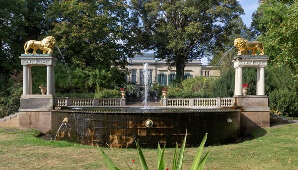 Glienicke Villa with lion fountain
