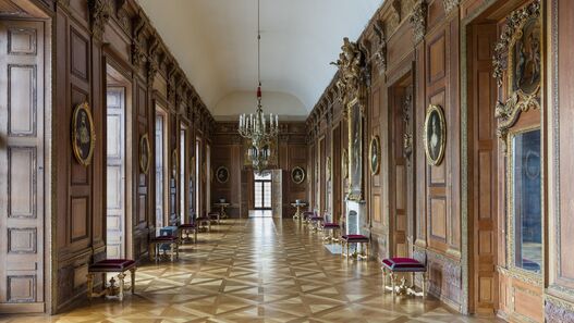 Blick durch die Alte Galerie im Alten Schloss Charlottenburg mit Eichenvertäfelung und Parkett