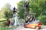 Aufstellung der Vase am Wiesenweg im Park Sanssouci