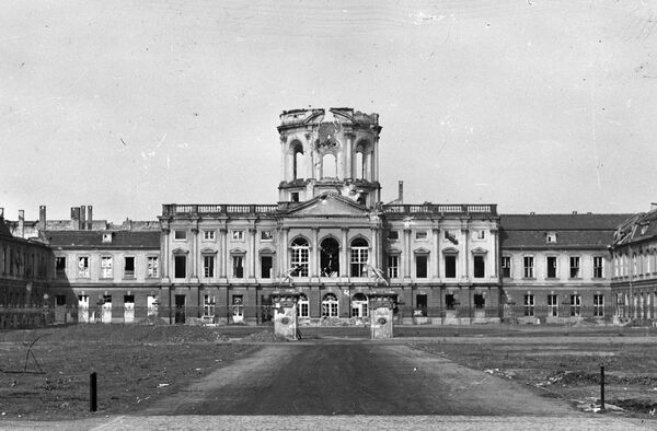 Vom Krieg zerstörtes Schloss Charlottenburg, Aufnahme vor 1949