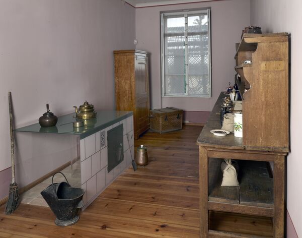 Blick in die Kaffeeküche in der Schlossküche, im Raum ein bestücktes Regal und eine Kochmaschine mit Kochgeschirr