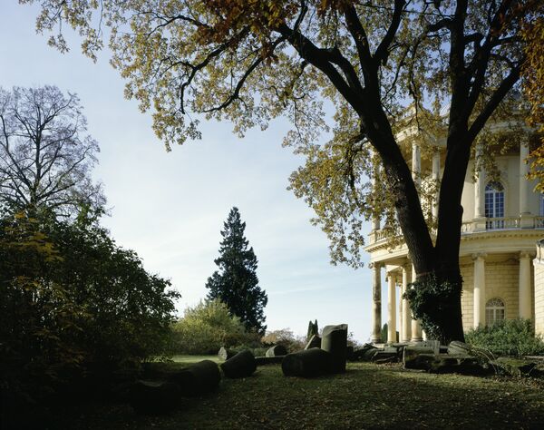 Das Belvedere mit Saeulenfragmenten auf dem Klausberg im Park Sanssouci 
