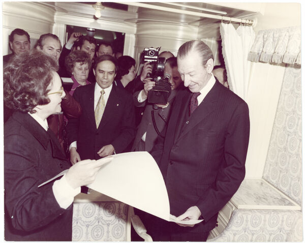 In the ship’s cabin, Erika Herbig, director of the Potsdam Agreement memorial site, presents Secretary-General of the UN, Dr. Kurt Waldheim, with a yet unpublished photograph by the Soviet photographer, Yevgeny Khaldei, as a memento of his visit.