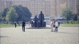Marx-Engels-Forum, im Hintergrund der Palast der Republik, 1990/92 © SPSG Der Palast der Republik