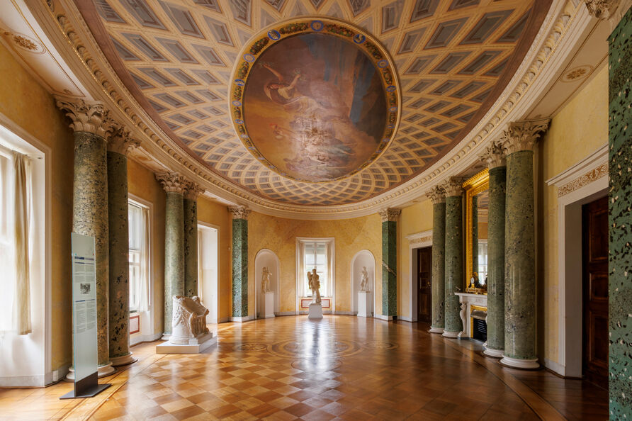 Blick in den Ovalen Saal im Südflügel des Marmorpalais. Der mit Marmorwerken reich ausgestattete Saal ist als lichterfülltes Antikenkabinett gestaltet.