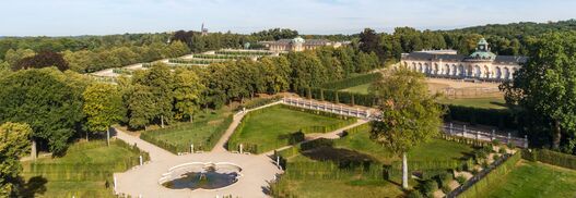 Luftaufnahme vom Park Sanssouci, Blick über den östlichen Lustgarten mit der kleinen Fontäne auf die Bildergalerie, im Hintergrund Schloss Sanssouci