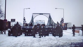 US-Soldaten vor der Glienicker Brücke, 1990(?) The Glienicke Bridge and the exclave of Klein-Glienicke