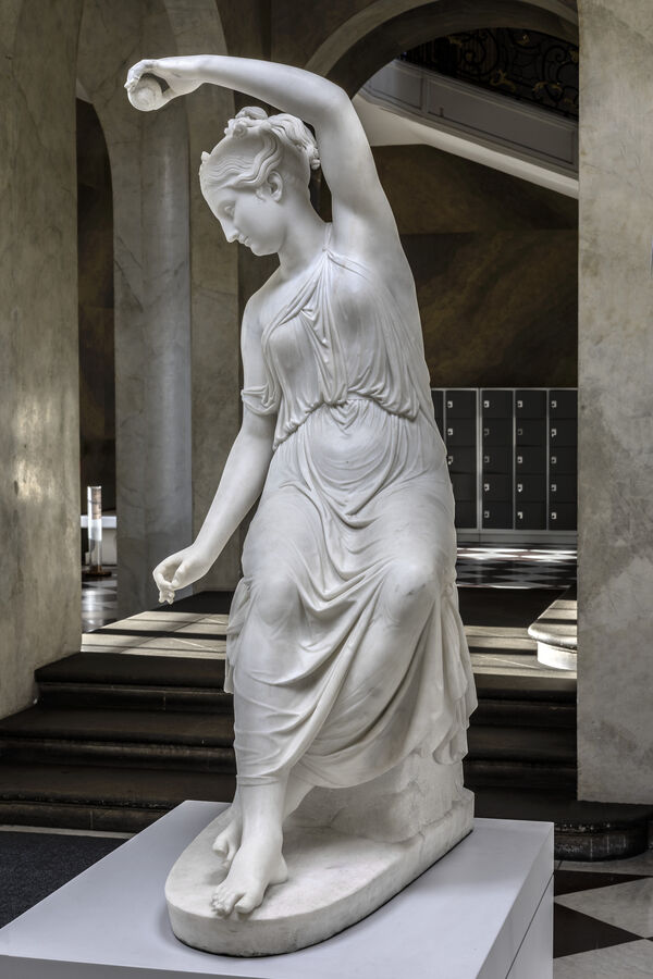 (13) Ridolfo Schadow: Girl spinning, marble, 1818