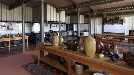 Raumansicht der Schlossküche mit Kochgeräten und Kücheneinrichtung