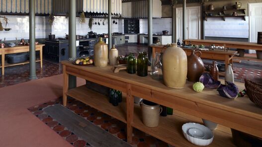 Raumansicht der Schlossküche mit Kochgeräten und Kücheneinrichtung