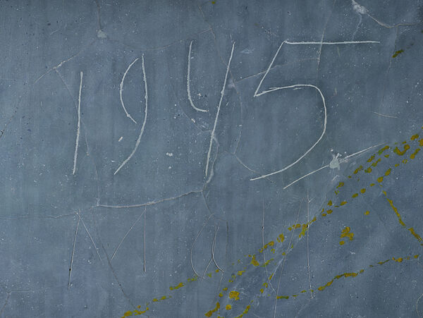 Einritzung der Jahreszahl „1945“ durch sowjetische Soldaten in der Blauen Galerie