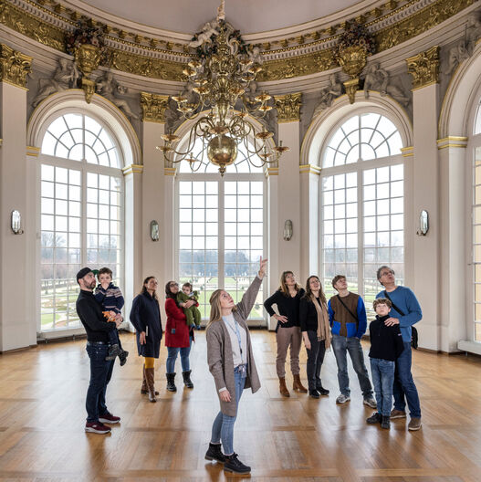 Gästeführerin mit Gruppe im Schloss Charlottenburg