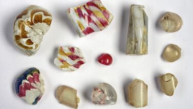 Johann Kunckel, fragments from the production of glass beads, 1685-1688, coloured glass, Kunckel cabinet in Peacock Island Dairy © SPSG / Daniel Lindner Fragments of coloured glass beads