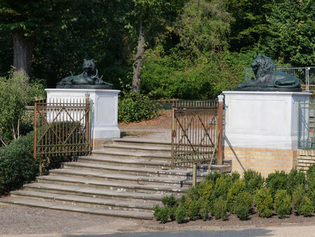 Zurück auf den Torpfeilern westlich der Neuen Kammern im Potsdamer Park Sanssouci: „Löwe mit Gazelle“ und „Tiger mit Gazelle“ des französischen Bildhauers Christophe Fratin