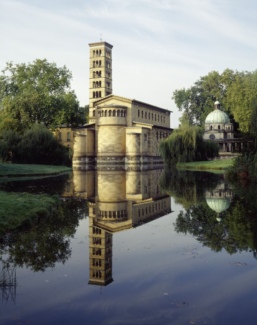 Blick über den Teich auf die Friedenskirche und das Kaiser-Friedrich-Mausoleum im Park Sanssouci