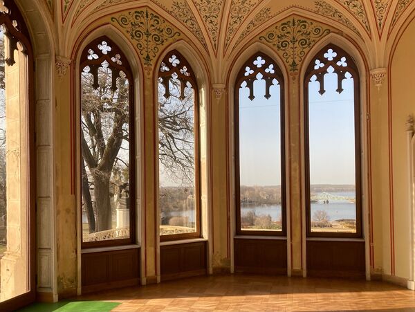 Schloss Babelsberg, Fenster im Teesalon mit Blick auf die Glienicker Brücke