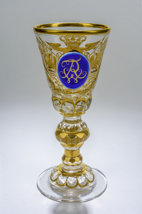 Zechliner Glashütte, Brandenburg: Pokal mit blauem Medaillon und Monogramm FWR, 1737-1740